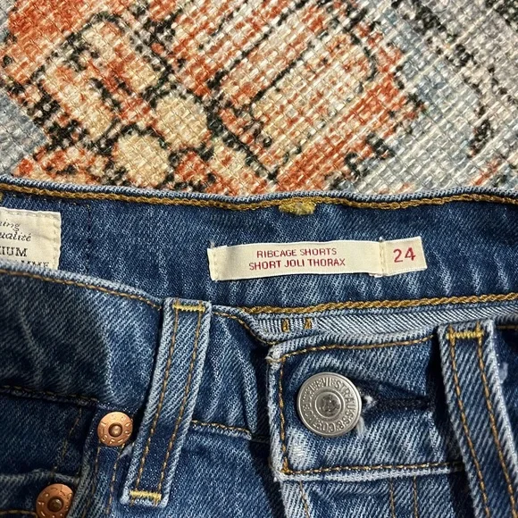 Levi Ribcage Shorts - Picture 3 of 4